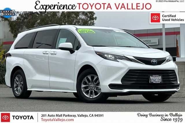 2025 Toyota Sienna LE 4D Passenger Van