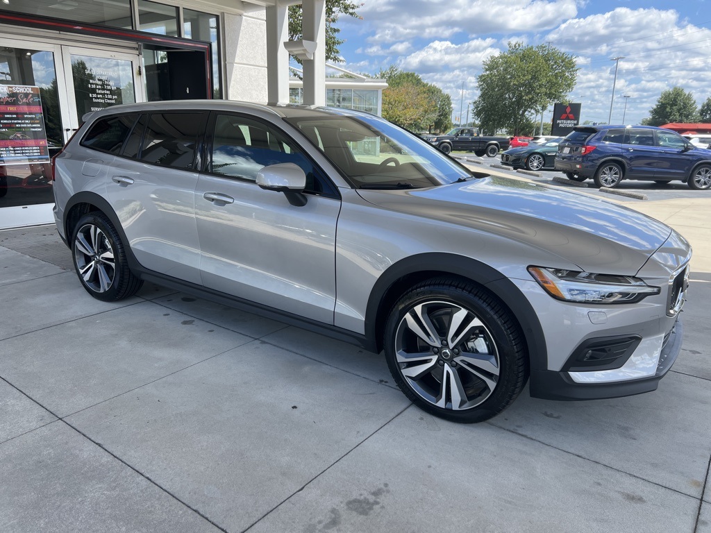 2025 Volvo V60 Cross Country