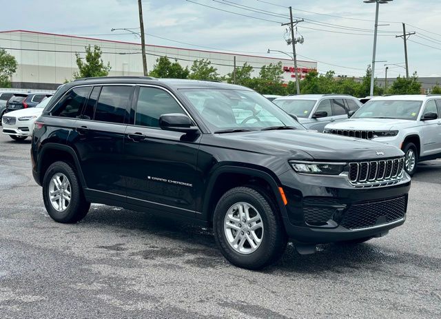 2025 Jeep Grand Cherokee Laredo RWD Negro (Diamond Black Crystal Pearlcoat) SUV/Crossover 4X2 Automática