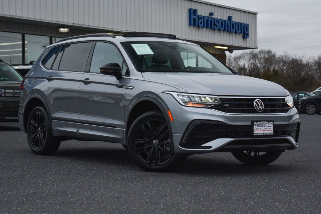Photo of 2022 Volkswagen Tiguan 2.0T SE R-LINE BLACK