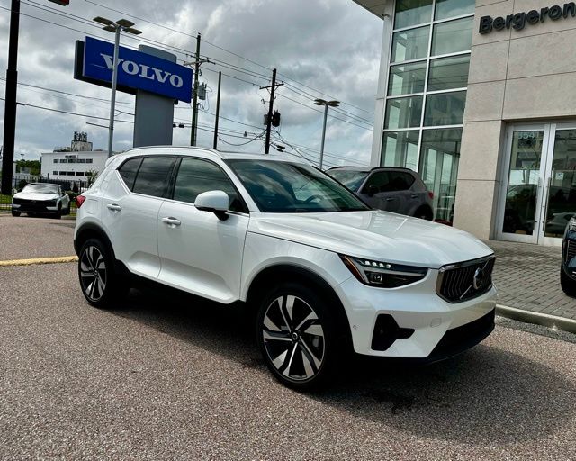 Crystal White 2023 Volvo XC40 B5 Ultimate Bright Theme AWD SUV / Crossover All-Wheel Drive Automatic