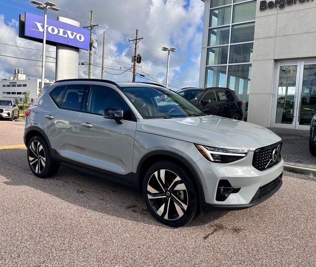 Vapour Gray Metallic 2025 Volvo XC40 B5 Plus Dark Theme AWD SUV / Crossover All-Wheel Drive Automatic