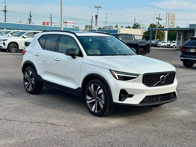 2025 Volvo XC40 B5 Plus Dark Theme