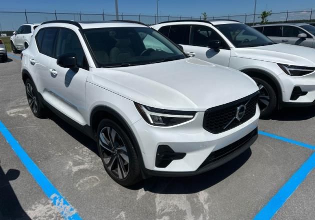Crystal White Pearl 2025 Volvo XC40 B5 Plus Dark Theme AWD SUV / Crossover All-Wheel Drive Automatic