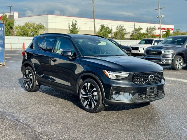 2025 Volvo XC40