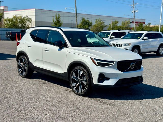 2025 Volvo XC40 B5 Ultra Dark Theme
