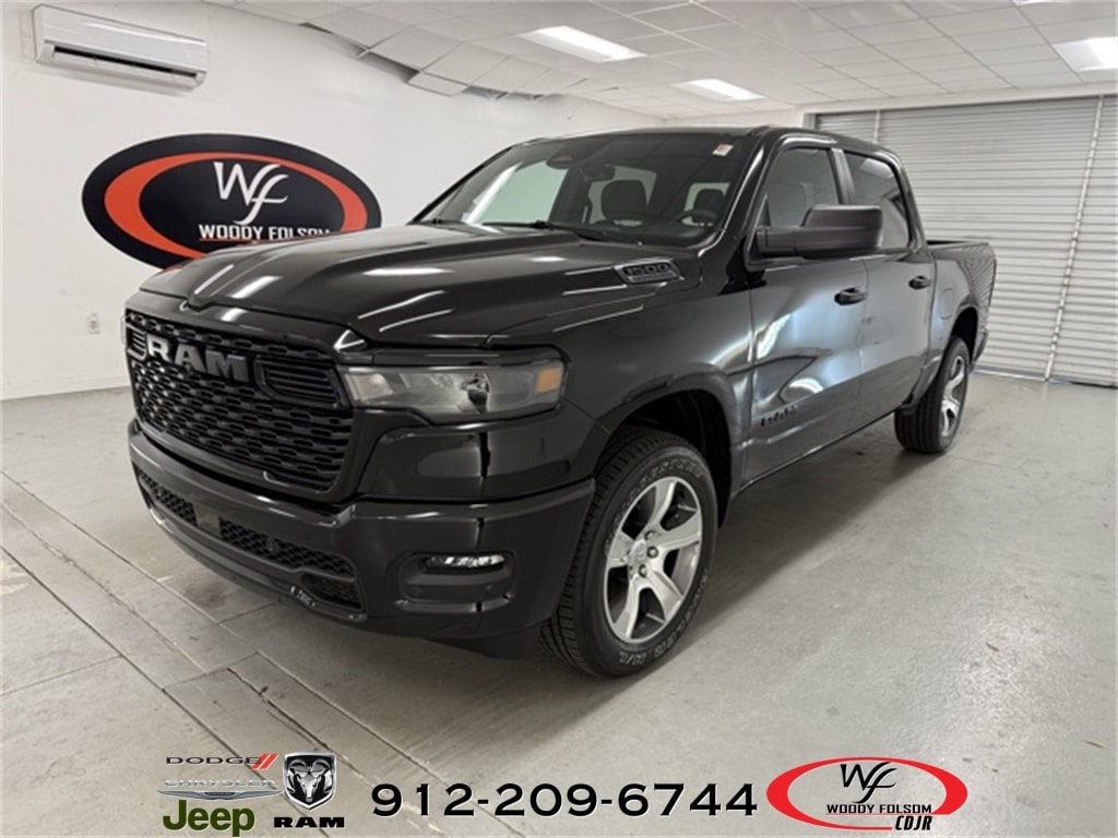 2026 Ram 1500 EXPRESS CREW CAB 4X4 5'7 BOX