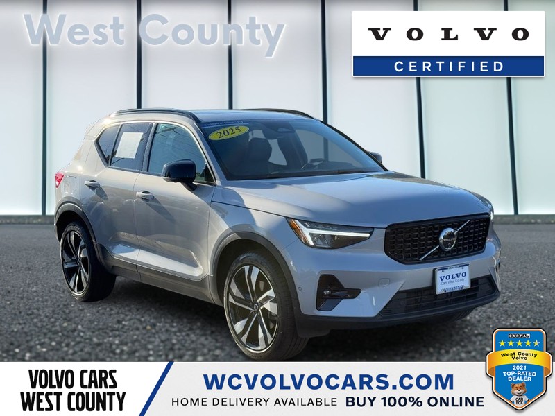 2025 Volvo XC40 Plus Dark Theme