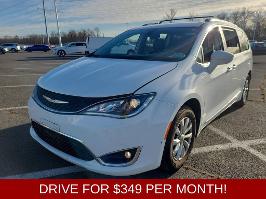 2018 Chrysler Pacifica with White Exterior