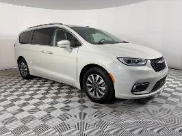 2021 Chrysler Pacifica with Luxury White Pearlcoat Exterior