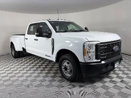2023 Ford Super Duty F-350 DRW with Oxford White Exterior