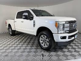 2017 Ford Super Duty F-350 SRW with White Platinum Exterior