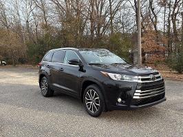 2018 Toyota Highlander with Midnight Black Metallic Exterior