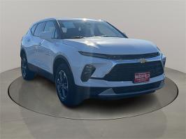 2025 Chevrolet Blazer with Summit White Exterior