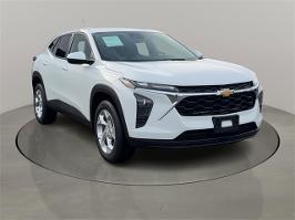 2024 Chevrolet Trax with Summit White Exterior