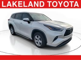 2021 Toyota Highlander with Blizzard Pearl Exterior