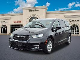 2024 Chrysler Pacifica with Diamond Black Crystal Pearlcoat Exterior