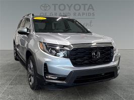 2022 Honda Passport with Lunar Silver Metallic Exterior