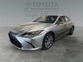 2019 Lexus ES with Atomic Silver Exterior