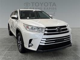 2019 Toyota Highlander with Blizzard Pearl Exterior