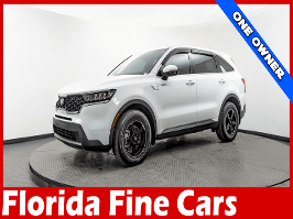 2022 Kia Sorento with Glacial White Pearl Exterior