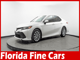 2018 Toyota Camry with Super White Exterior