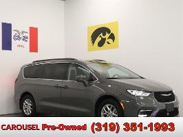 2022 Chrysler Pacifica with Gray Exterior