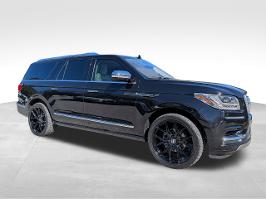 2019 Lincoln Navigator L with Infinite Black Metallic Exterior