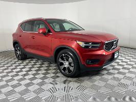 2022 Volvo XC40 with red Exterior
