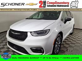 2023 Chrysler Pacifica with Bright White Clearcoat Exterior