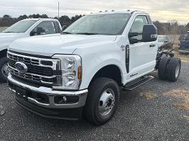 2026 Ford Super Duty F-350 DRW with Oxford White Exterior