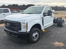 2026 Ford Super Duty F-350 DRW with Oxford White Exterior