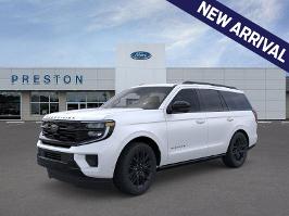 2026 Ford Expedition with Star White Metallic Tri-Coat Exterior