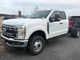 2026 Ford Super Duty F-350 DRW with Oxford White Exterior