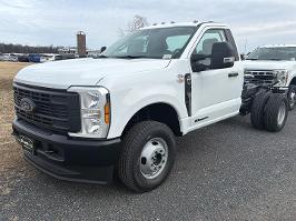 2026 Ford Super Duty F-350 DRW with Oxford White Exterior