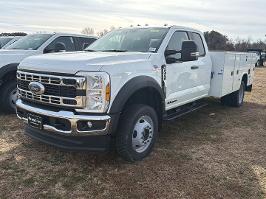 2025 Ford Super Duty F-450 DRW with Oxford White Exterior