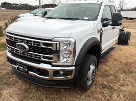 2026 Ford Super Duty F-550 DRW with Oxford White Exterior
