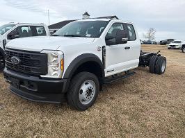 2026 Ford Super Duty F-550 DRW with Oxford White Exterior