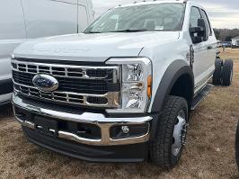 2026 Ford Super Duty F-550 DRW with Oxford White Exterior