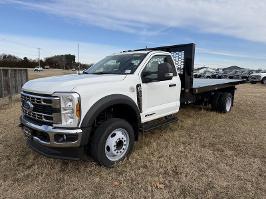 2025 Ford Super Duty F-550 DRW with Oxford White Exterior