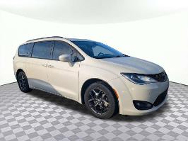 2020 Chrysler Pacifica with Luxury White Pearlcoat Exterior