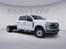 2025 Ford Super Duty F-350 DRW with Oxford White Exterior