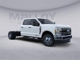 2026 Ford Super Duty F-350 DRW with Oxford White Exterior