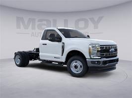 2025 Ford Super Duty F-350 DRW with Oxford White Exterior