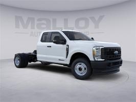 2026 Ford Super Duty F-350 DRW with Oxford White Exterior
