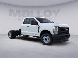 2026 Ford Super Duty F-350 DRW with Oxford White Exterior