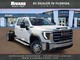2025 GMC Sierra 3500HD CC with Summit White Exterior
