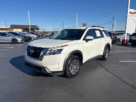 2024 Nissan Pathfinder with Pearl White Tricoat Exterior