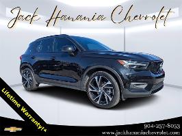 2020 Volvo XC40 with Onyx Black Metallic Exterior