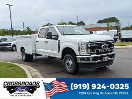 2025 Ford Super Duty F-350 DRW with Oxford White Exterior
